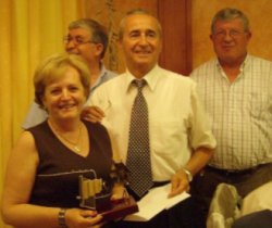 Nuestro Presidente, en presencia de los dos Vicepresidentes, haciendo entrega de su trofeo a ngela Martnez, una de las ganadoras de nuestro anterior concurso fotogrfico.